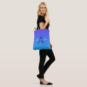 Gradiënt blauw elegant monogram en naam tote bag (Op model)