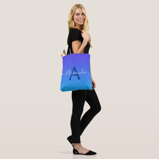 Gradiënt blauw elegant monogram en naam tote bag (Op model)