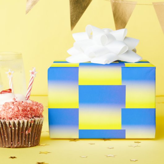 Gradiënt blauw en Geel Geometrisch Oekraïne Geïnsp Cadeaupapier (Verjaardagsfeest)