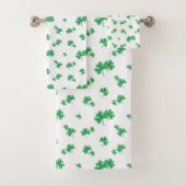 Gradient Green Irish Shamrock Pattern Bad Handdoek (Insitu)