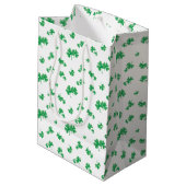 Gradient Green Irish Shamrock Pattern Medium Cadeauzakje (Achterkant Gekanteld)