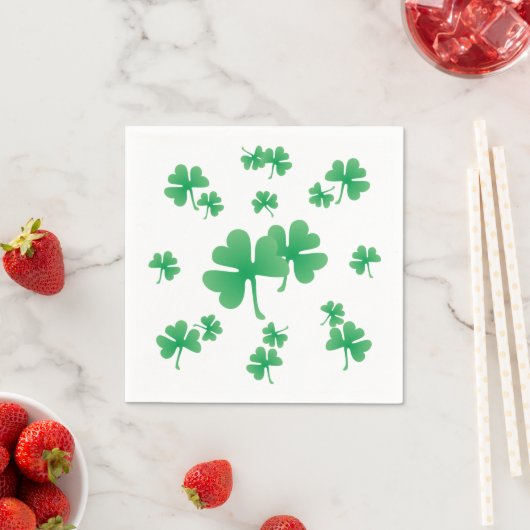 Gradient Green Irish Shamrock Pattern Party Servetten (Insitu)