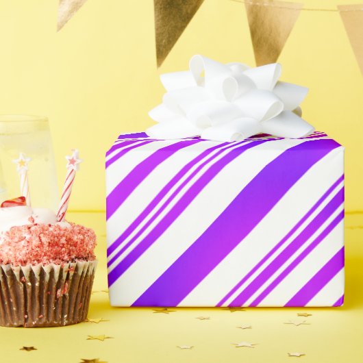 Gradiënt Paarse en witte strepen Cadeaupapier (Verjaardagsfeest)