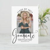 Graduate Elegant Script Afstudeerboog Foto Kaart (Staand voorkant)