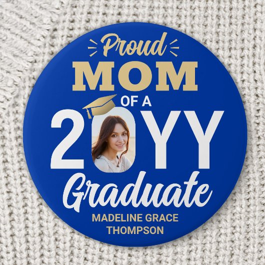 Graduate Photo Proud Mom Modern Royal Blue & Gold Ronde Button 7,6 Cm