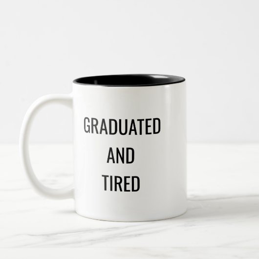 Graduated and Tired Funny Mug – Graduation Gift Tweekleurige Koffiemok (Links)