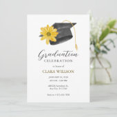 Graduatie dop met gele bloem uitnodiging (Staand voorkant)