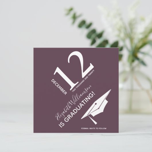 Graduation Cap Modern Typografie Save the Date Aankondiging (Staand voorkant)