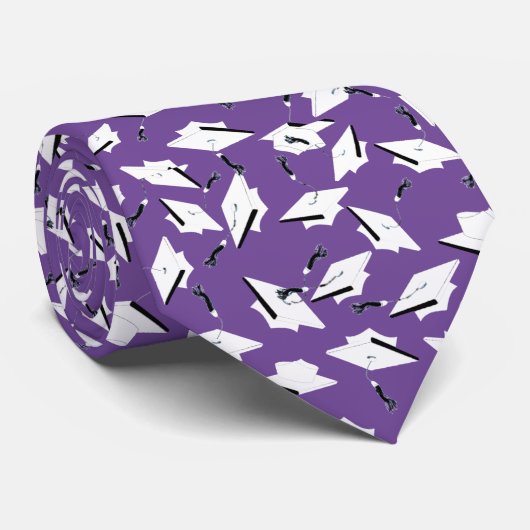 Graduation Caps Tossed Celebration Wit op Paarse Stropdas (Opgerold)