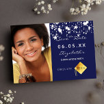 Graduation party blue white stars foto 2023 save the date<br><div class="desc">Een foto sparen de datumkaart voor een graduatiepartij 2023. Op voorzijde: voeg uw eigen verticale groottefoto van toe afstuderen. Een klassieke blauw achtergrondkleur voor de marine, versierd met witte sterren. Pas een naam en een datum aan en voeg deze toe. Witte letters. De naam en de tekst: Sparen de Datum...</div>