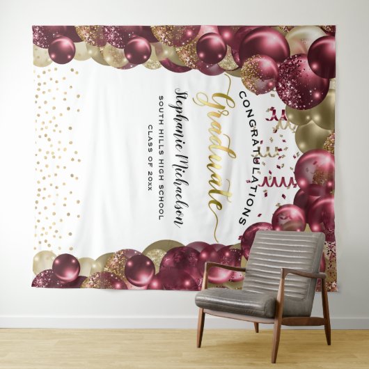 Graduation Party Burgundy Gold Balloons Streamers Wandkleed (In Situ (horizontaal))