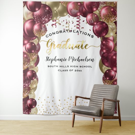 Graduation Party Burgundy Gold Balloons Streamers Wandkleed (In situ)
