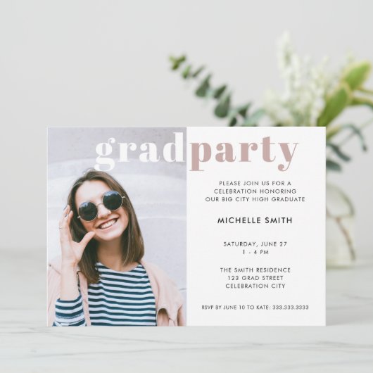 Graduation Party Moderne Typografie Aangepaste Fot Kaart (Staand voorkant)