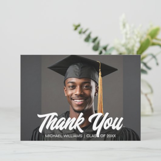 Graduation Photo Bold Script Overlay Graduate Bedankkaart (Staand voorkant)