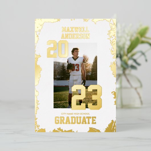 GraduPartij voor Varsity White en Gold Sports Folie Uitnodiging (Staand Voorkant)