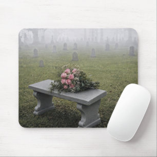 Grafbank met roze rozenboeket muismat