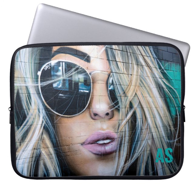 Graffiti Blond Girl met Round Sunglazen Monogram Laptop Sleeve (Voorkant)