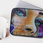 Graffiti Girl Monogram Laptop Sleeve<br><div class="desc">Een kleurrijke graffiti op een stenen muur schildert het gezicht van een  meisje met blauwe ogen af. Voeg je initialen eraan toe zodat het er uitziet alsof het je eigen creatie is,  wat het in zekere zin is.</div>