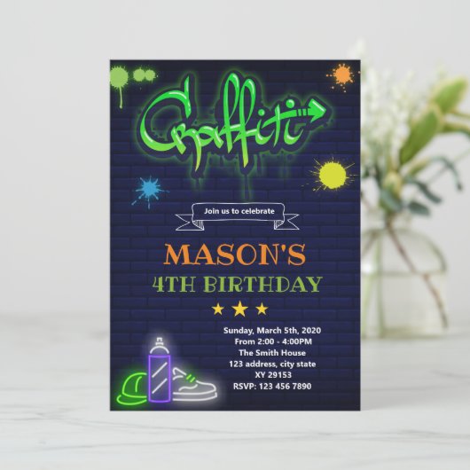 Graffiti gloed in de donkere uitnodiging (Staand voorkant)