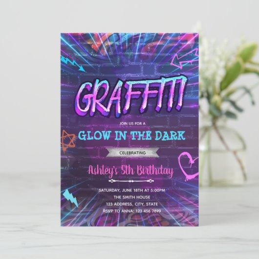 Graffiti gloed neon verjaardag uitnodiging (Staand voorkant)