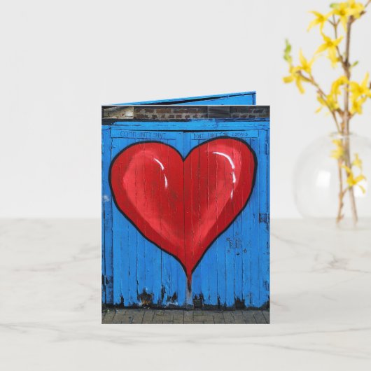 Graffiti Heart, blauwe wand, Valentijn, klein Kaart (Gele Bloem)