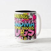 Graffiti Hugs from Grandma Tweekleurige Koffiemok (Voorkant rechts)