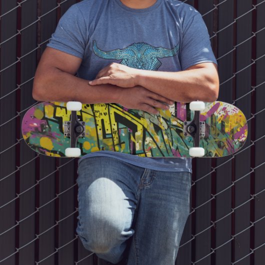 Graffiti in magenta en geel persoonlijk skateboard (Buiten 3)