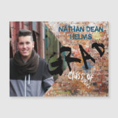 Graffiti op bakstenen muur Afstudeerder foto magne (Voorkant)