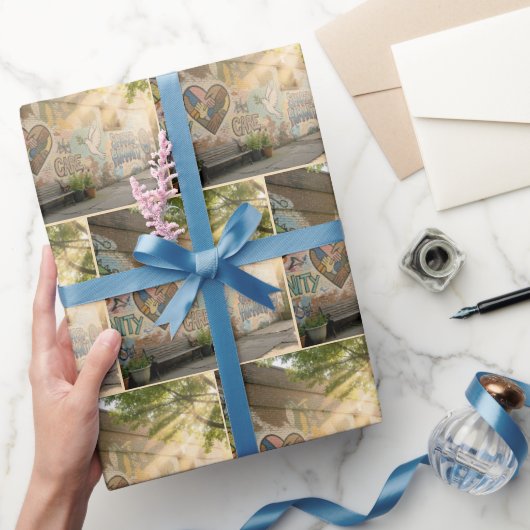 Graffiti op bakstenen muur Menselijkheid Muurschil Cadeaupapier (Geschenken)