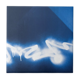 Graffiti op blauw metaal tegeltje