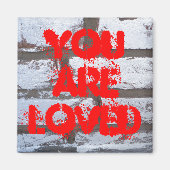 Graffiti op muur met tekst U bent geliefd Magneet (Voorkant)