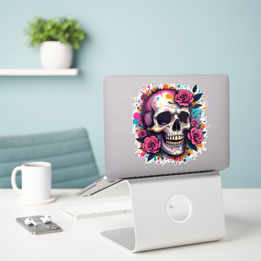 Graffiti Schedel & Rozen Sticker (Laptop op bureau)