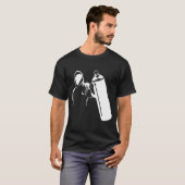 Graffiti-schrijver met spray kan stencil t-shirt (Voorkant volledig)