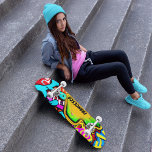 Graffiti  skateboard, heldere kleuren persoonlijk skateboard<br><div class="desc">Een geweldig graffiti-ontwerp met spuitverf onder de aanpasbare naam.</div>