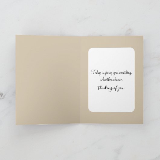 Graffitikunst van een jong meisje dat een stadsboo kaart (Binnen)