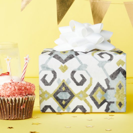 Grafisch geel en grijs ikattribpatroon cadeaupapier (Verjaardagsfeest)