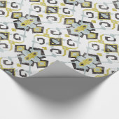 Grafisch geel en grijs ikattribpatroon cadeaupapier (Hoek)