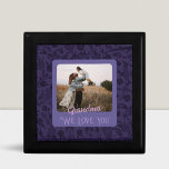 Grafisch Gepersonaliseerd Fototekst Grootmoeder Ca Cadeaudoosje<br><div class="desc">Creëer een echt gepersonaliseerd en uniek geschenk met onze grafische Persoonlijke Foto Tekstdoos! Met de capaciteit om de voorzijde van het vakje met uw foto en tekst aan te passen, kunt u uw gift uit de rest laten opvallen. Ideaal voor elke gelegenheid, zijn onze cadeaudozen geweldig voor verjaardagen, feestdagen of...</div>