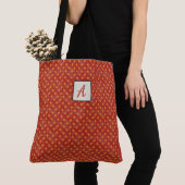 Grafisch geweven rood op aangepast kleurenmonogram tote bag (Dichtbij)