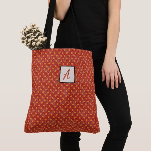 Grafisch geweven rood op aangepast kleurenmonogram tote bag (Dichtbij)