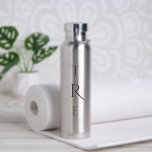 Grafisch monogram op Zilver Waterfles<br><div class="desc">Een zwart verticaal monogram op zilver bevat een groter decoratief initiaal in het midden. Vervang de 3 initialen met je eigen in de zijbalk. Andere waterfleskleuren en -stijlen die beschikbaar zijn in de zijbalk. Copyright © Claire E. Skinner. Alle rechten voorbehouden.</div>