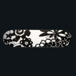 Grafisch patroon zwart-wit van Floral Garden Persoonlijk Skateboard<br><div class="desc">Een grafisch patroon dat een zwarte en witte tuinscène toont,  gemaakt door Chariklia Zarris. Zelfs met slechts twee kleuren is het schilderij bijna overweldigend in zijn schoonheid. Geef jezelf het geschenk van een voortreffelijk bloemdisplay door deze afdruk vandaag aan te schaffen!</div>