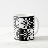 Grafisch zwart-wit geometrisch bloemmotief koffiemok (Voorkant rechts)