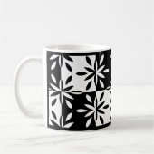 Grafisch zwart-wit geometrisch bloemmotief koffiemok (Links)