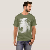 Grafische Bigfoot Sasquatch Silhouet Forest Mist T-shirt (Voorkant volledig)
