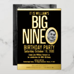 Grafische foto van de Big Nine 0 90th Birthday Folie Uitnodiging<br><div class="desc">Big Nine O, gewaagde, eenvoudige grafische zwarte en gouden folie of uw eigen folie kleurenfotosjabloon voor de 90e verjaardag van de uitnodiging. Pas deze mijlpaalverjaardagsuitnodiging aan met de details van je eigen verjaardagsfeest en twee verschillende foto's van je verjaardagsmeisje of -jongen op de voorzijde en een op de achterzijde. Andere...</div>
