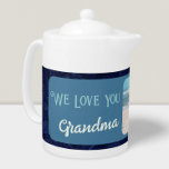 Grafische gepersonaliseerde fototekst Grootma Gift Theepot<br><div class="desc">Geniet van uw ochtendthee in stijl met onze Chic Personalized Foto Text Tea Pot. Deze theepot is een perfecte manier om een persoonlijke aanraking aan uw theetijd routine toe te voegen, die een douane voorkant met uw foto en tekst kenmerkt. Het bloemetjesontwerp biedt een prachtige achtergrond voor uw aangepast afbeelding...</div>