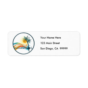 Grafische Logo van palmbomen, golven en zon in cir Etiket