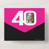 Grafische roze zwarte fotocirkels 40ste verjaardag all in one uitnodiging (Achterkant)