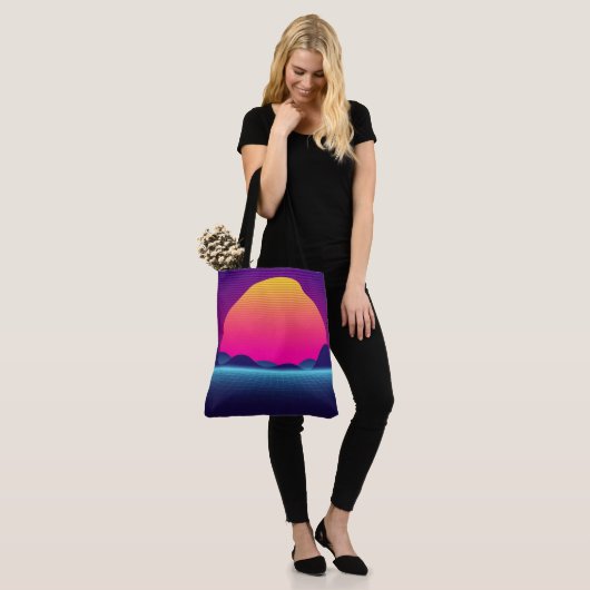 Grafische zonsondergang tote bag (Op model)